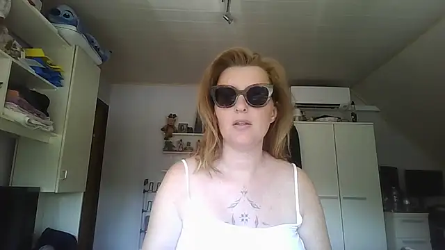 Snapshot of LiquidLeonie chatting on May 28, 2026, 9:49 am LiquidLeonie online show from May 28, 2026, 9:49 am