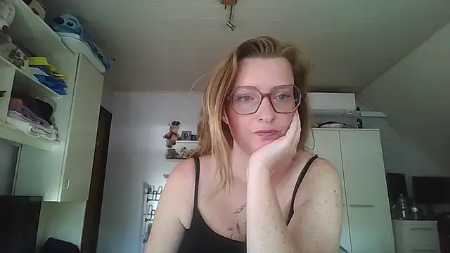 Snapshot of LiquidLeonie chatting on May 26, 2026, 6:11 am LiquidLeonie online show from May 26, 2026, 6:11 am