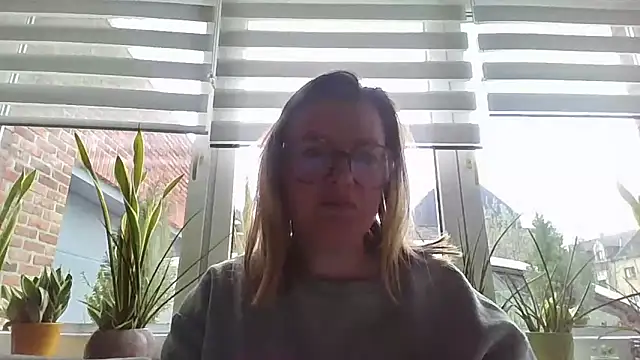 Snapshot of LiquidLeonie chatting on April 2, 2026, 7:48 am LiquidLeonie online show from April 2, 2026, 7:48 am