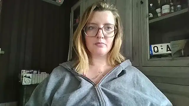Snapshot of LiquidLeonie chatting on April 6, 2026, 9:21 am LiquidLeonie online show from April 6, 2026, 9:21 am