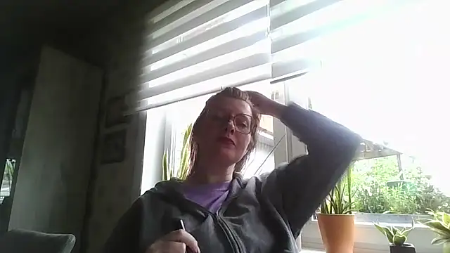 Snapshot of LiquidLeonie chatting on May 8, 2026, 5:33 am LiquidLeonie online show from May 8, 2026, 5:33 am