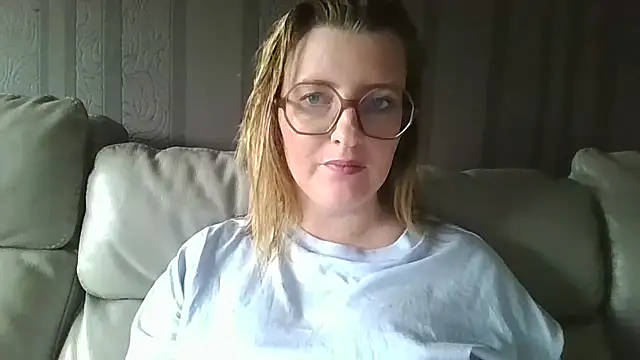 Snapshot of LiquidLeonie chatting on April 5, 2026, 10:11 am LiquidLeonie online show from April 5, 2026, 10:11 am