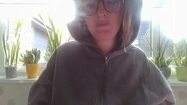 Snapshot of LiquidLeonie chatting on March 25, 2026, 8:25 am LiquidLeonie online show from March 25, 2026, 8:25 am