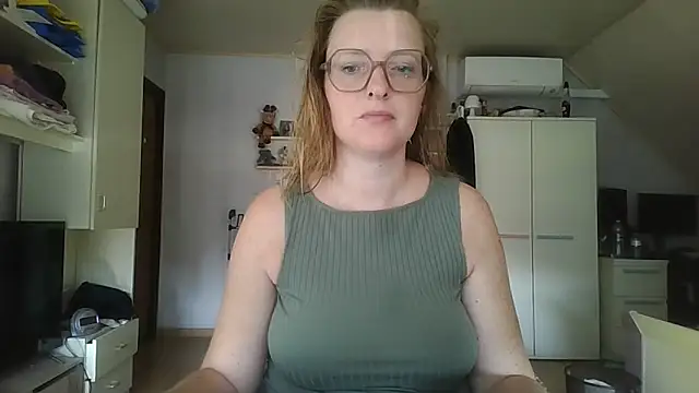 Snapshot of LiquidLeonie chatting on May 27, 2026, 7:16 am LiquidLeonie online show from May 27, 2026, 7:16 am