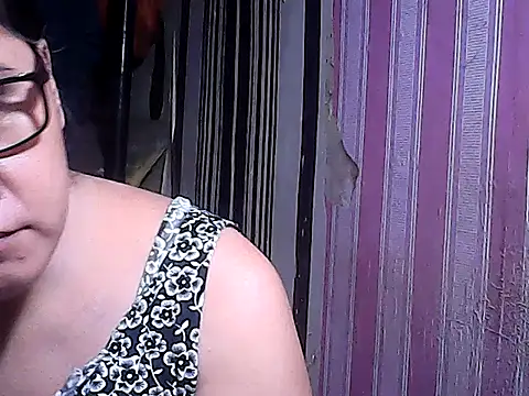 sweetsosie18 online show from November 3, 2025, 8:01 pm