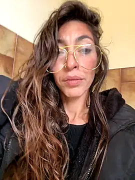 amanilouve online show from November 7, 2025, 10:53 am