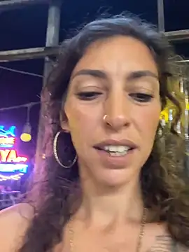 Snapshot of amanilouve chatting on February 23, 2025, 4:24 pm amanilouve online show from February 23, 2025, 4:24 pm