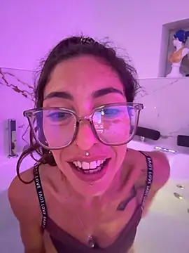 Snapshot of amanilouve chatting on March 27, 2026, 9:54 am amanilouve online show from March 27, 2026, 9:54 am