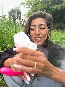 Snapshot of amanilouve chatting on April 12, 2026, 9:34 am amanilouve online show from April 12, 2026, 9:34 am