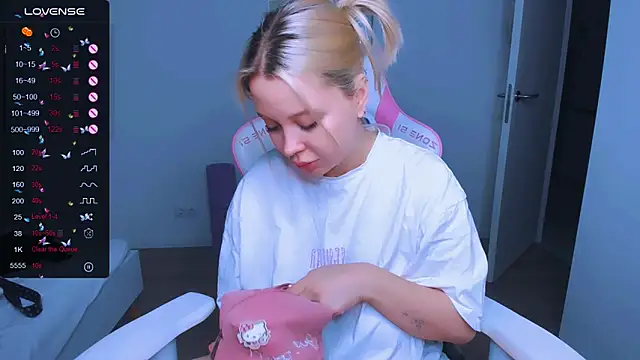 MonaLauu online show from March 1, 2025, 2:04 am