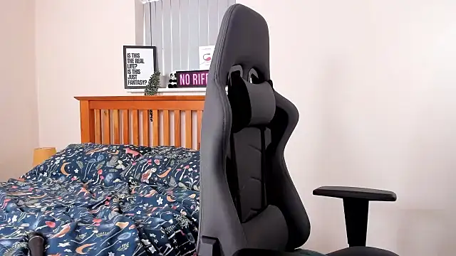 LucieWinters UK online show from March 19, 2025, 4:45 pm