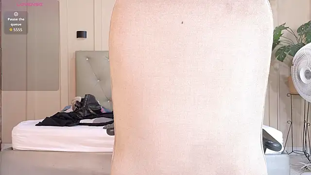 nicol snow online show from October 10, 2025, 1:45 pm