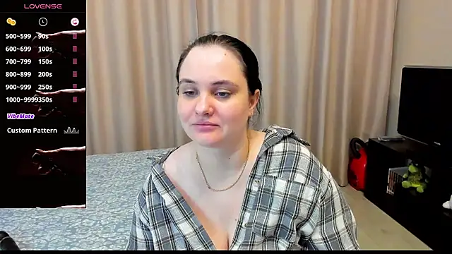 Snapshot of AlanaBrox chatting on May 4, 2026, 6:44 pm AlanaBrox online show from May 4, 2026, 6:44 pm