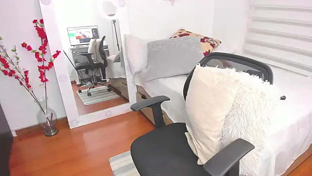 SharonVelvet online show from March 18, 2025, 4:28 pm