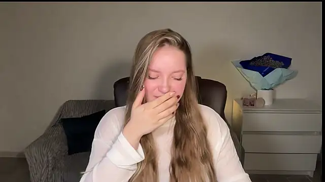 Snapshot of EvaMaddison chatting on April 13, 2026, 5:17 pm EvaMaddison online show from April 13, 2026, 5:17 pm