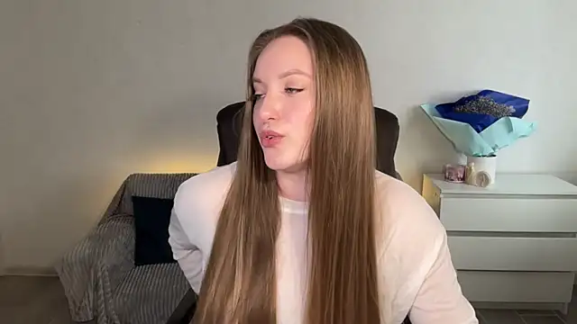 Snapshot of EvaMaddison chatting on April 8, 2026, 7:21 am EvaMaddison online show from April 8, 2026, 7:21 am