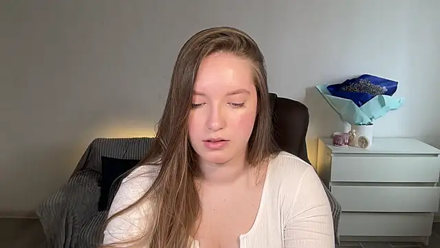 Snapshot of EvaMaddison chatting on April 4, 2026, 8:43 am EvaMaddison online show from April 4, 2026, 8:43 am