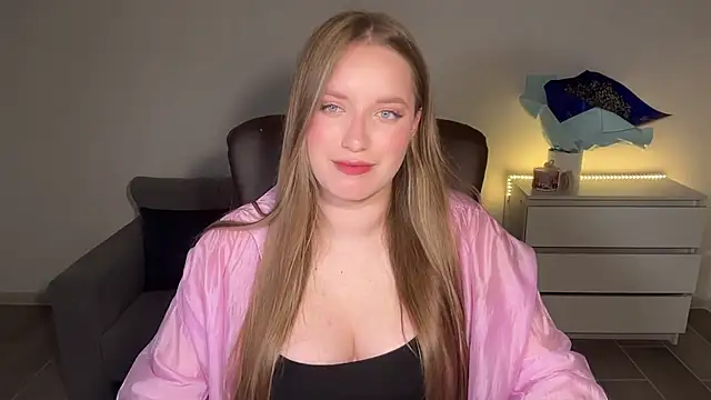Snapshot of EvaMaddison chatting on July 19, 2026, 10:17 pm EvaMaddison online show from July 19, 2026, 10:17 pm