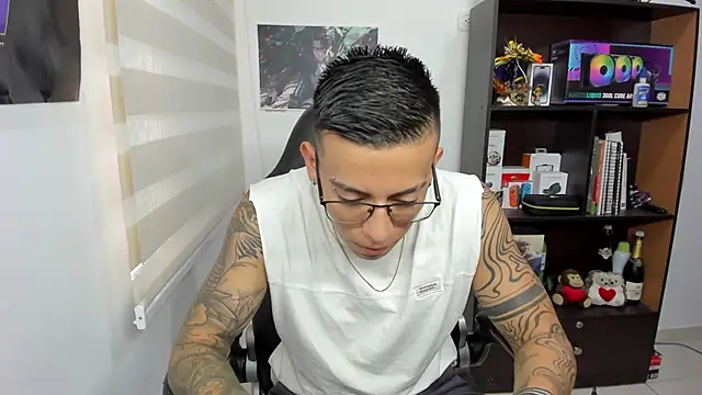 Snapshot of SIXXTOLOVE18 chatting on March 4, 2025, 5:45 pm SIXXTOLOVE18 online show from March 4, 2025, 5:45 pm