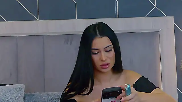 Snapshot of EmyLaveau chatting on February 12, 2026, 6:35 am EmyLaveau online show from February 12, 2026, 6:35 am