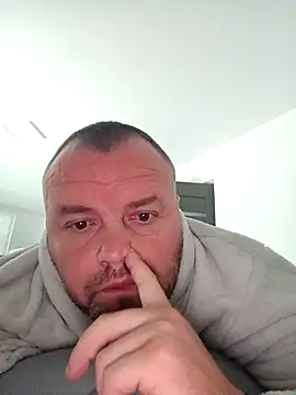 Snapshot of Adry1986 chatting on September 17, 2025, 9:44 am Adry1986 online show from September 17, 2025, 9:44 am