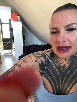 Snapshot of InkedBiitch chatting on April 7, 2026, 6:04 am InkedBiitch online show from April 7, 2026, 6:04 am