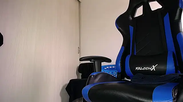 MAXJONES 2 online show from March 29, 2026, 3:24 pm