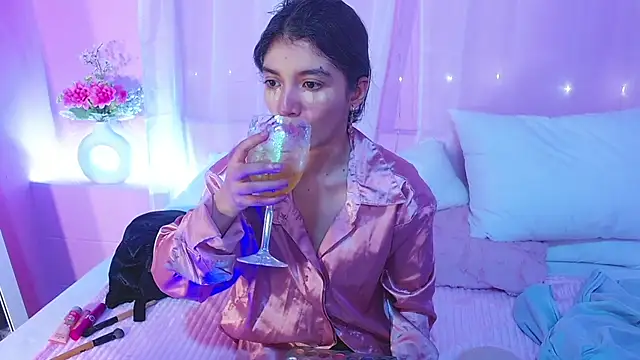 Sweetcristin online show from May 13, 2026, 12:28 am