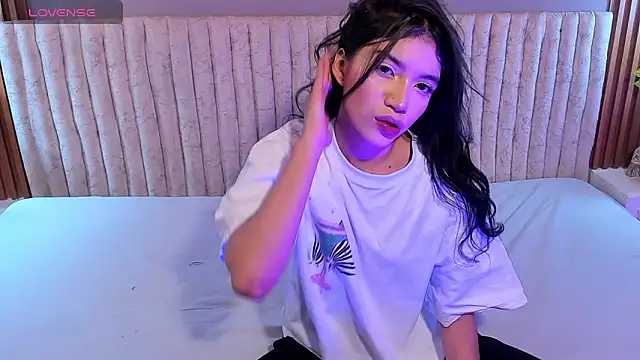 Sweetcristin online show from April 28, 2026, 1:04 am