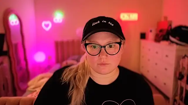 PiggyRose online show from October 18, 2025, 12:01 am