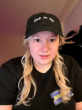 PiggyRose online show from November 22, 2025, 2:10 am