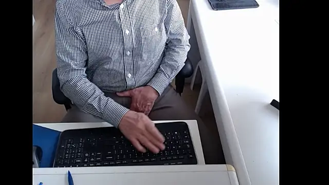 dutchpornking online show from May 7, 2026, 7:01 am
