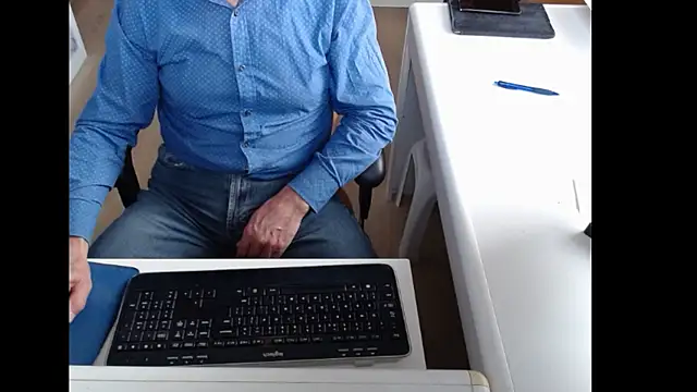 dutchpornking online show from October 9, 2025, 7:42 am