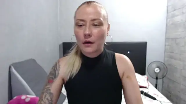 Snapshot of cataanderson_ chatting on July 29, 2026, 5:45 pm cataanderson online show from July 29, 2026, 5:45 pm