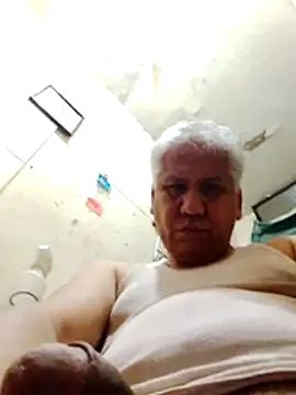 Snapshot of Momlover2022 chatting on April 8, 2026, 9:16 pm Momlover2022 online show from April 8, 2026, 9:16 pm