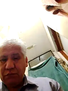 Snapshot of Momlover2022 chatting on April 12, 2026, 6:38 am Momlover2022 online show from April 12, 2026, 6:38 am