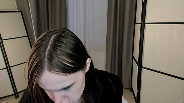 EffieMinki online show from April 2, 2026, 6:09 am