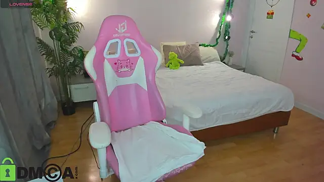 Lesya Flin online show from December 16, 2025, 9:24 am