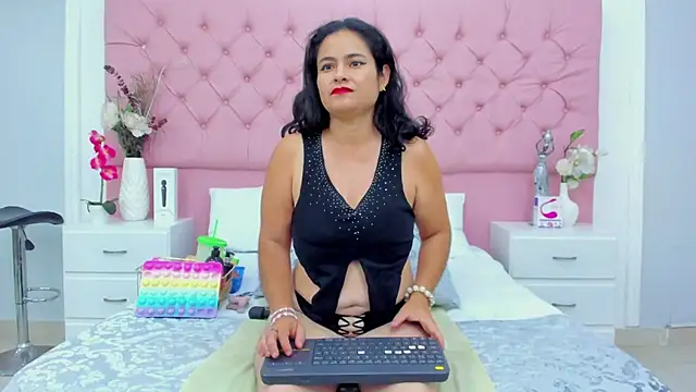 Snapshot of SaraBernarrd chatting on September 12, 2025, 1:50 am SaraBernarrd online show from September 12, 2025, 1:50 am