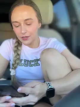 Snapshot of lunagirl13 chatting on September 24, 2025, 4:57 pm lunagirl13 online show from September 24, 2025, 4:57 pm