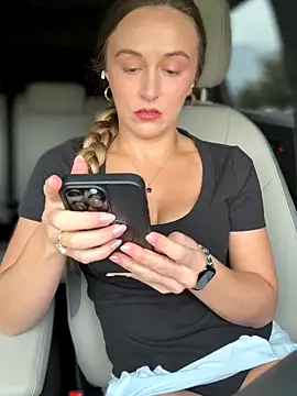 Snapshot of lunagirl13 chatting on September 12, 2025, 6:18 pm lunagirl13 online show from September 12, 2025, 6:18 pm