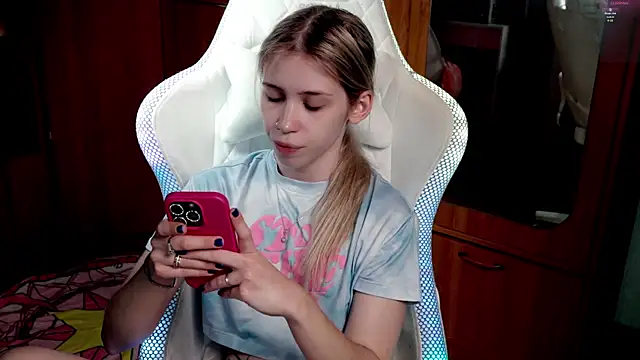 Snapshot of ho1yho1e chatting on November 1, 2025, 6:24 pm ho1yho1e online show from November 1, 2025, 6:24 pm