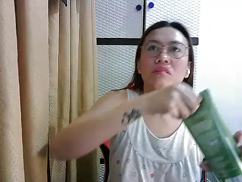 Snapshot of crizzybel chatting on October 17, 2025, 8:43 pm crizzybel online show from October 17, 2025, 8:43 pm