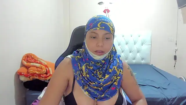 Snapshot of Leylafourniert chatting on February 12, 2025, 11:30 pm Leylafourniert online show from February 12, 2025, 11:30 pm