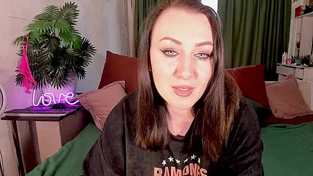 Snapshot of Mira_Xo_ chatting on November 3, 2025, 11:03 am Mira Xo online show from November 3, 2025, 11:03 am