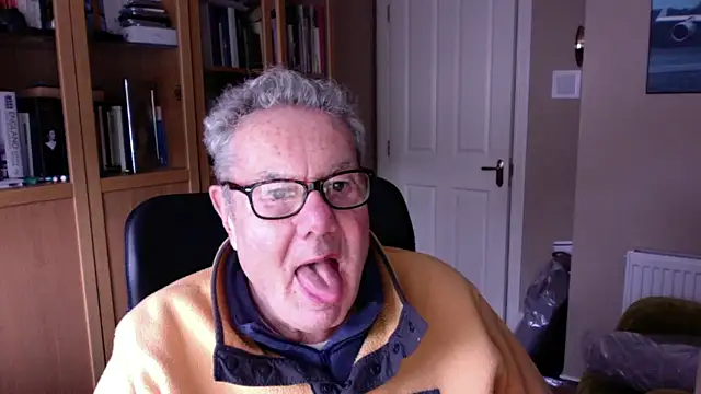 Snapshot of Oldpistolpete chatting on January 7, 2026, 11:04 am Oldpistolpete online show from January 7, 2026, 11:04 am