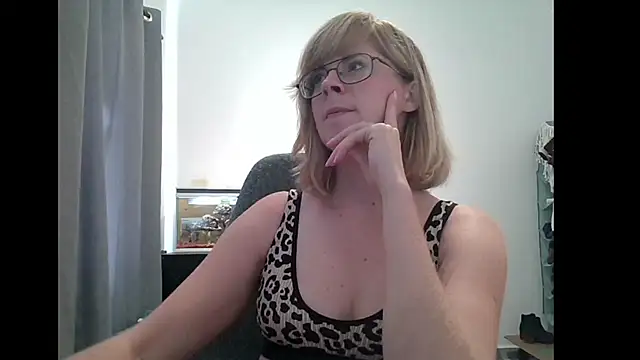 Snapshot of SavannaGirly chatting on February 11, 2025, 6:11 pm SavannaGirly online show from February 11, 2025, 6:11 pm