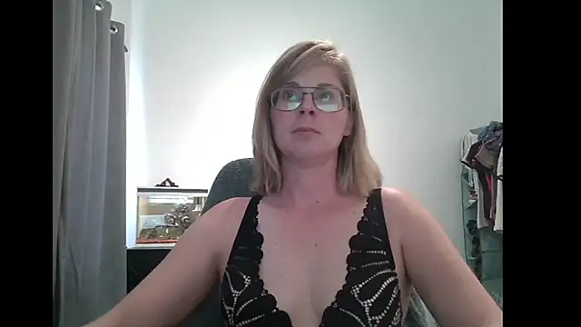 Snapshot of SavannaGirly chatting on February 17, 2025, 12:05 pm SavannaGirly online show from February 17, 2025, 12:05 pm