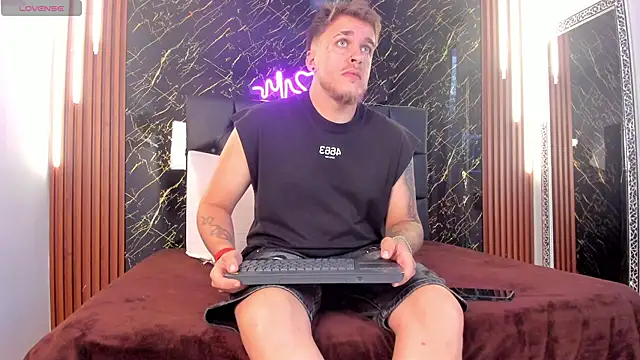 Snapshot of keane_lee chatting on October 15, 2025, 1:30 pm keane lee online show from October 15, 2025, 1:30 pm