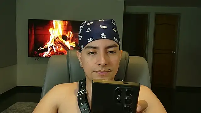 Snapshot of Jhoan_saenz chatting on October 16, 2025, 12:52 am Jhoan saenz online show from October 16, 2025, 12:52 am